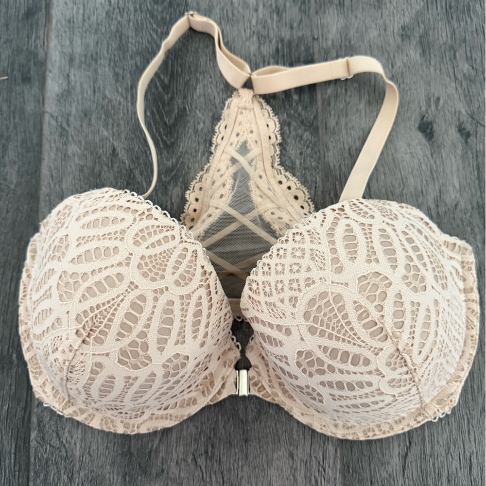 Victoria's Secret Cream Lace Bra with Underwire and Adjustable Straps